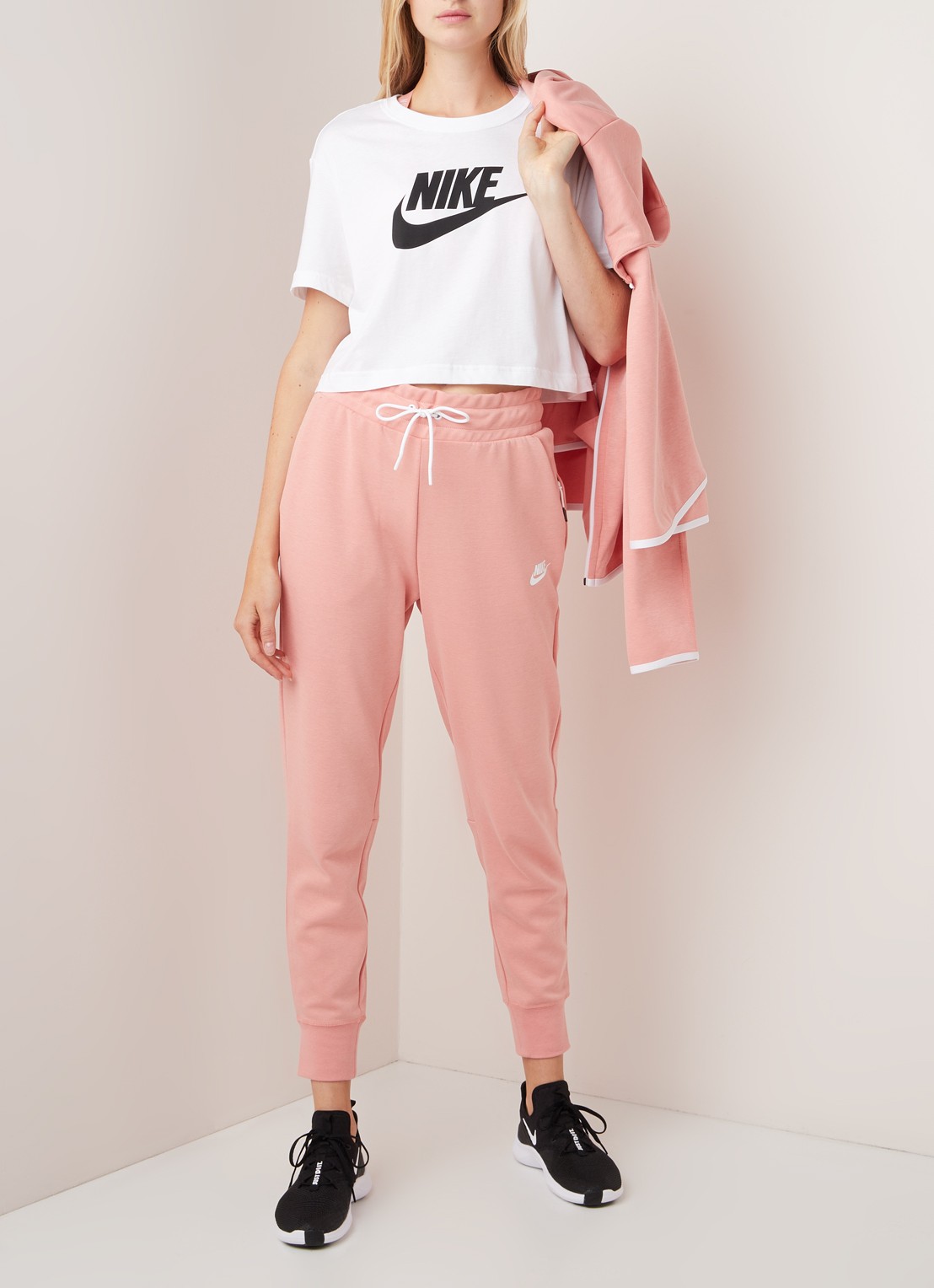 Nike Essential trainings cropped T-shirt met logoprint - voorkant 2 wit