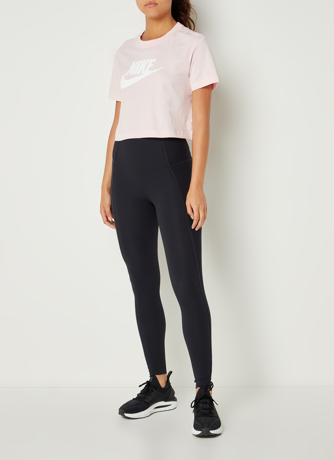 Nike Essential trainings cropped T-shirt met logoprint - voorkant 4 kit