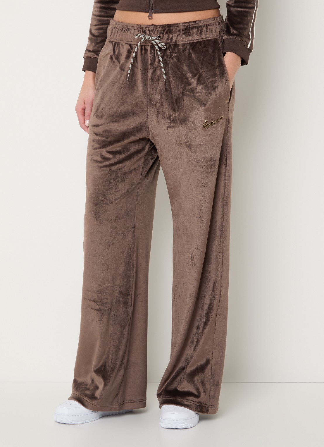Nike High waist flared fit joggingsbroek van fluweel - detail donkerbruin