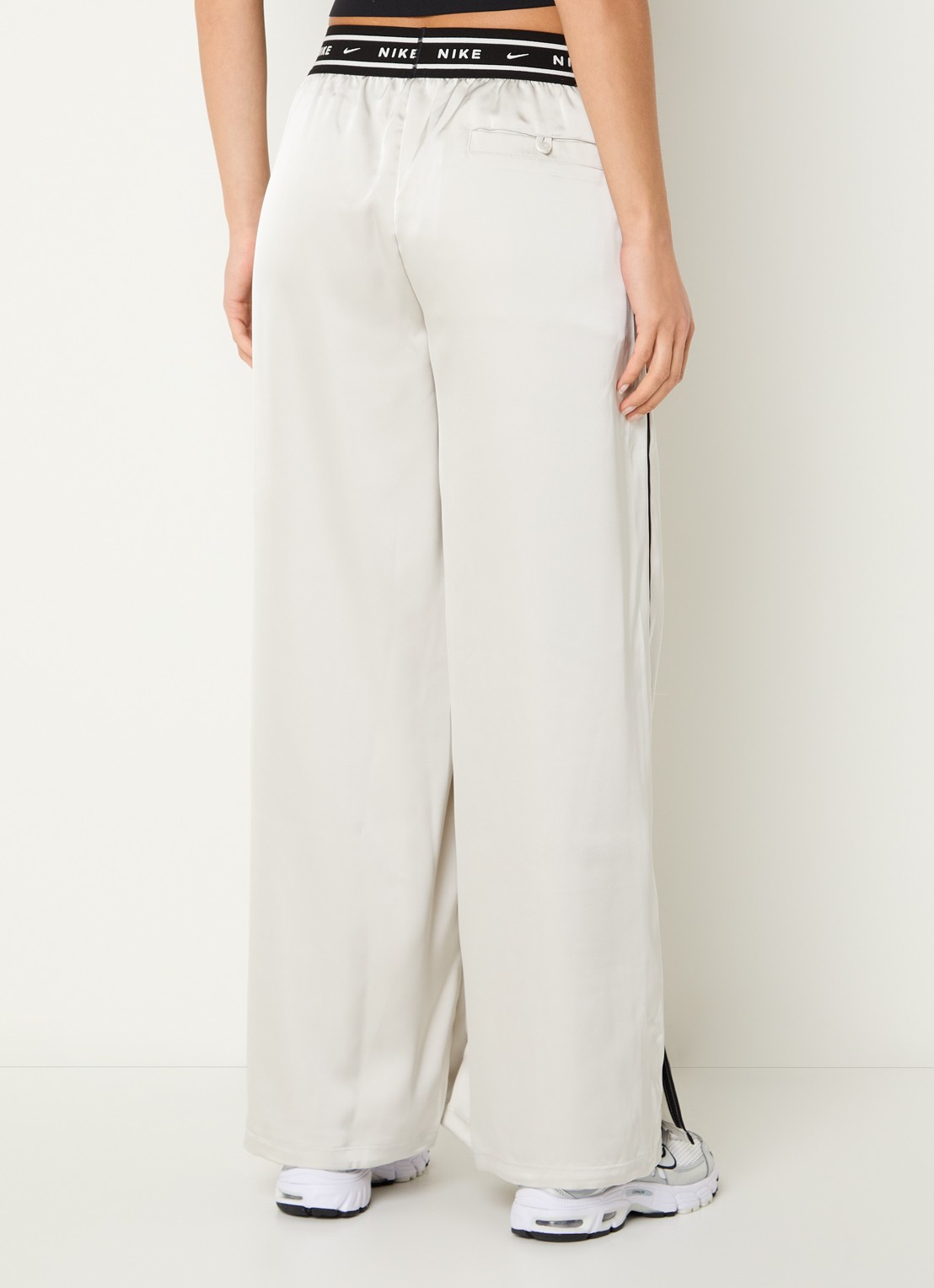Nike High waist loose fit broek van satijn met logoband - achterkant beige