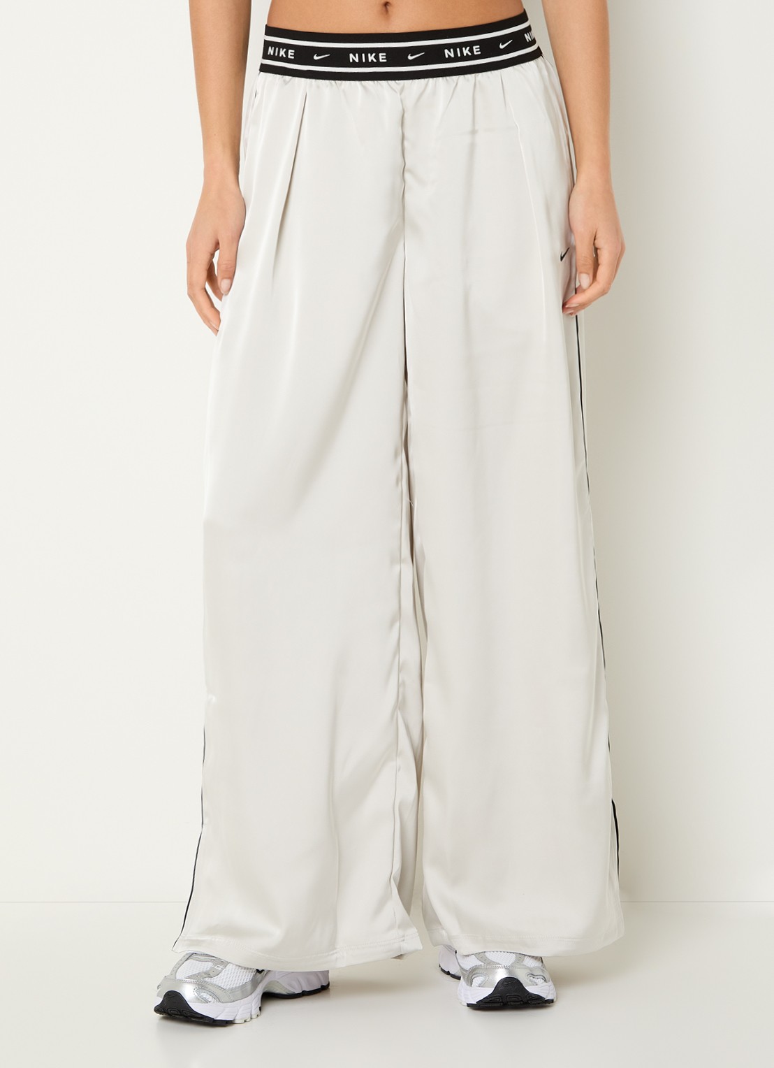 Nike High waist loose fit broek van satijn met logoband - detail 3 beige