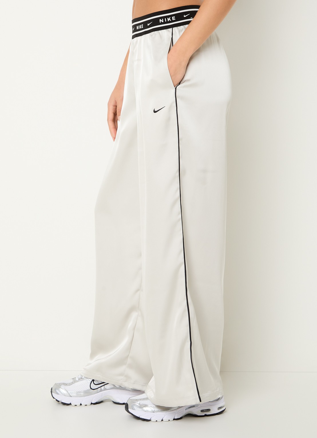 Nike High waist loose fit broek van satijn met logoband - detail 4 beige