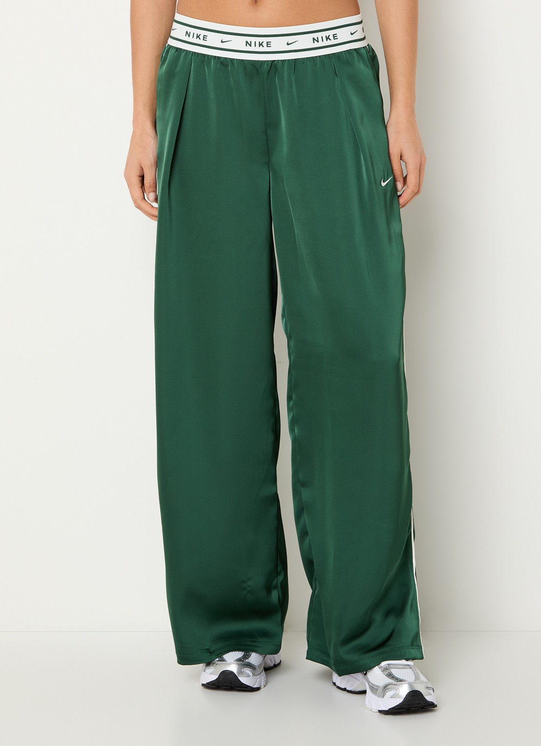 Nike High waist loose fit broek van satijn met logoband - detail 5 beige