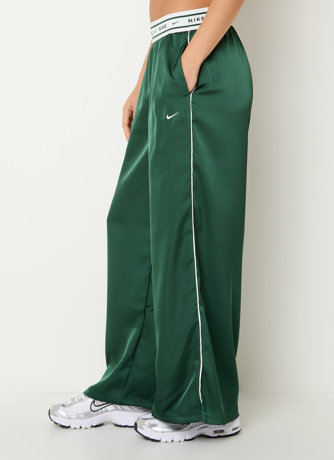 Nike High waist loose fit broek van satijn met logoband - detail 6 beige