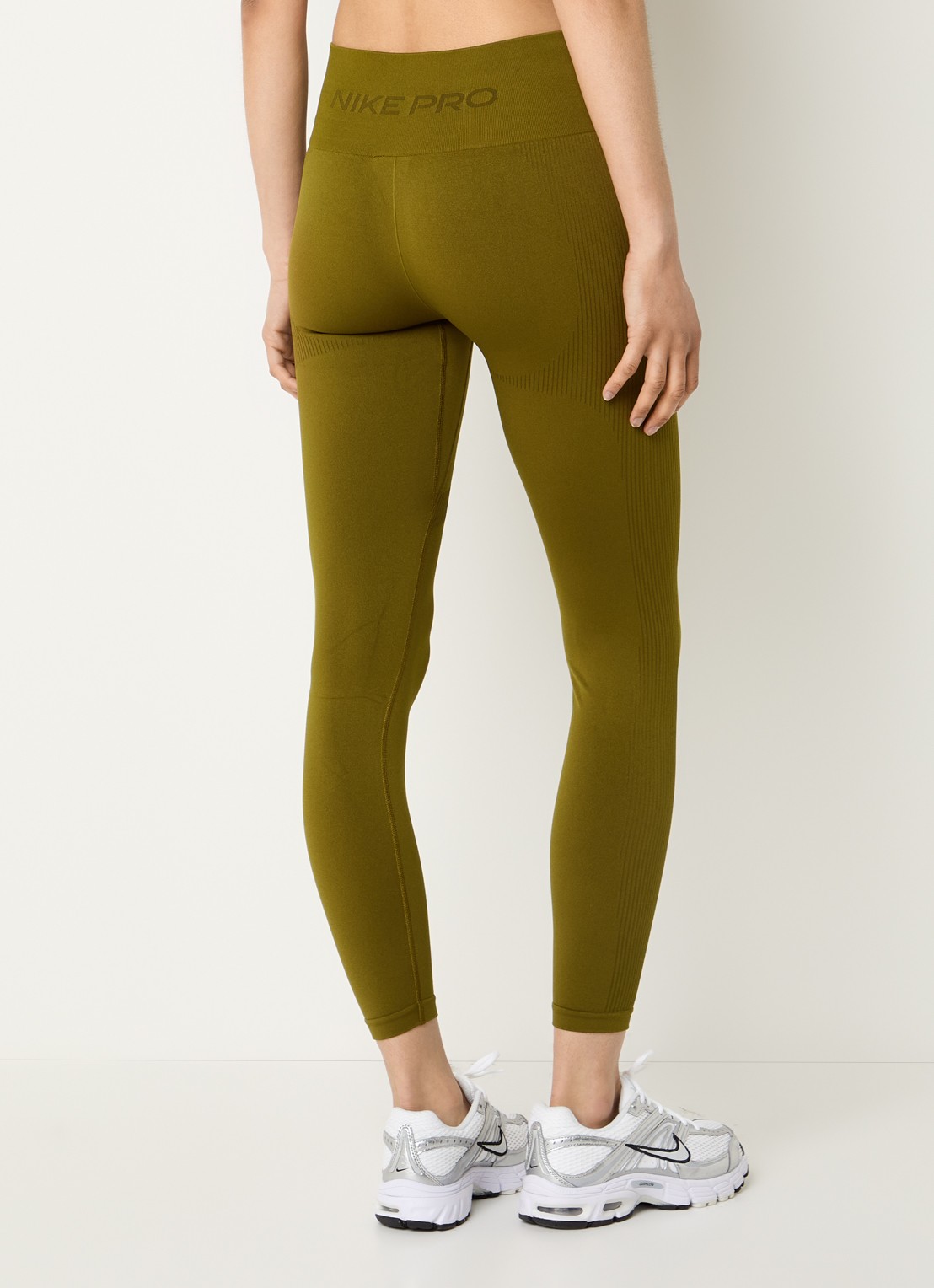 Nike High waist skinny fit legging met dri-fit en logoband - achterkant mosgroen