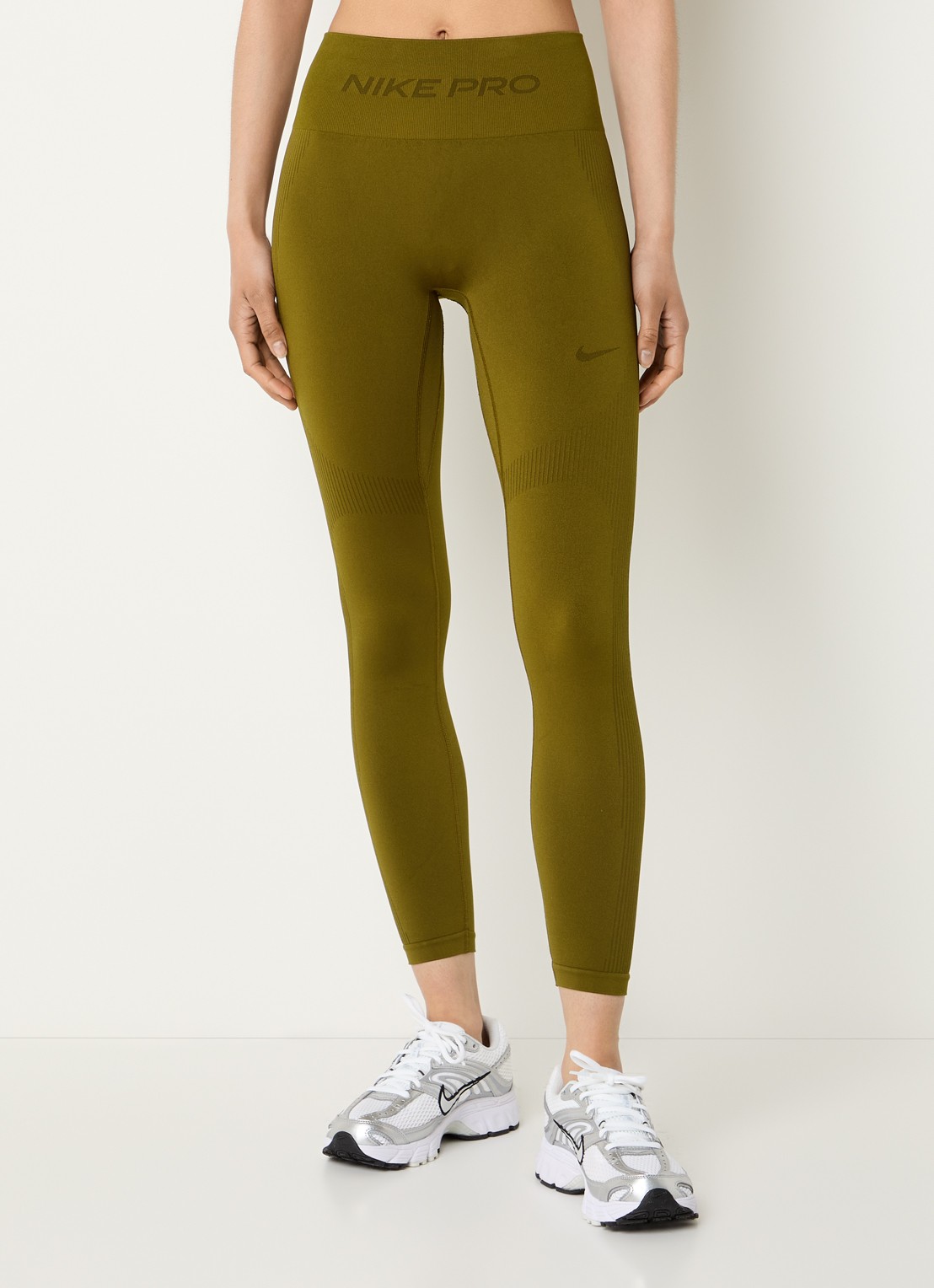 Nike High waist skinny fit legging met dri-fit en logoband - detail 4 mosgroen
