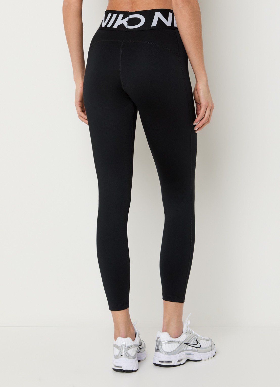 Nike High waist skinny fit legging met dri-fit en logoband - achterkant zwart