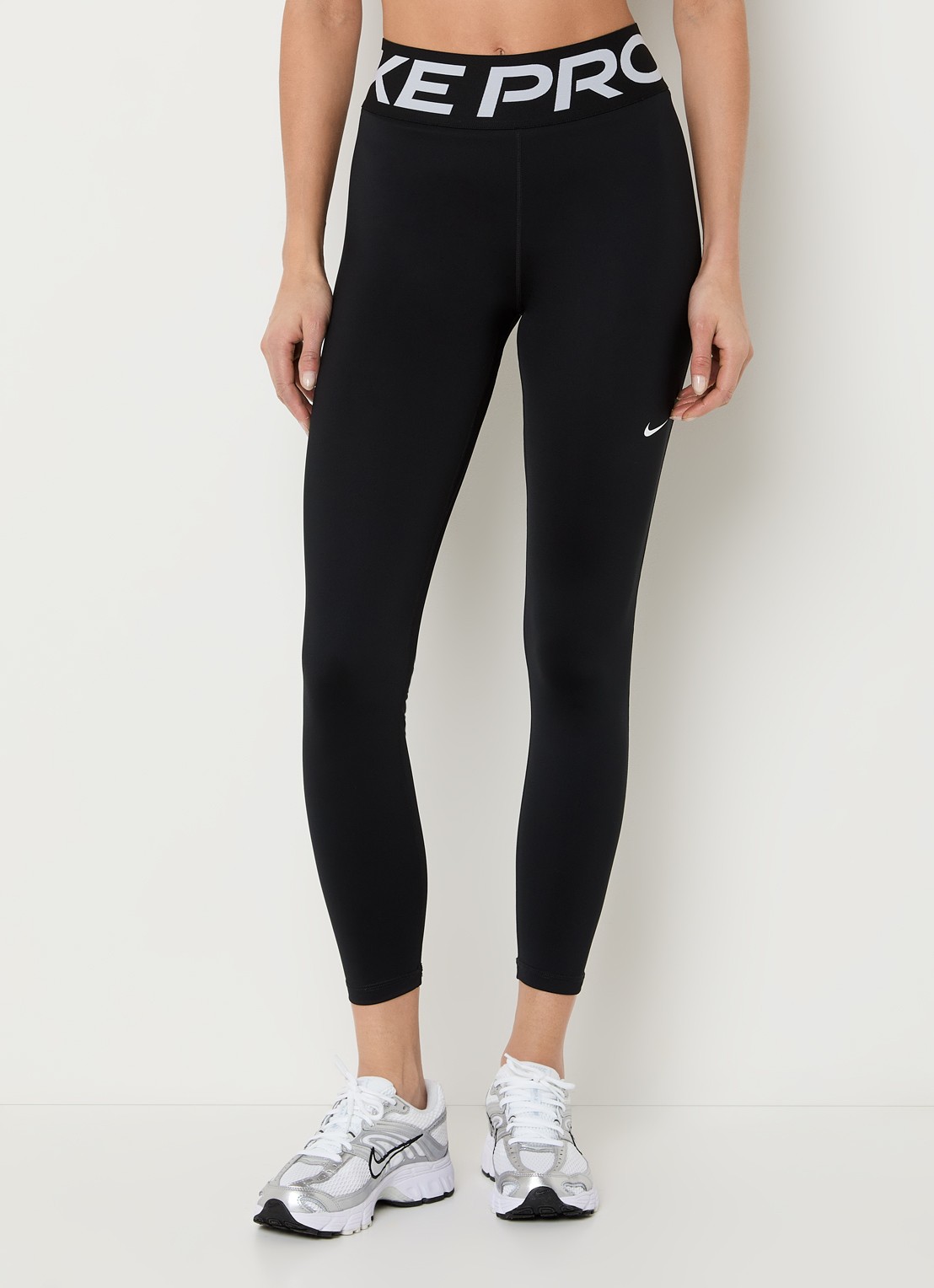 Nike High waist skinny fit legging met dri-fit en logoband - detail 4 zwart