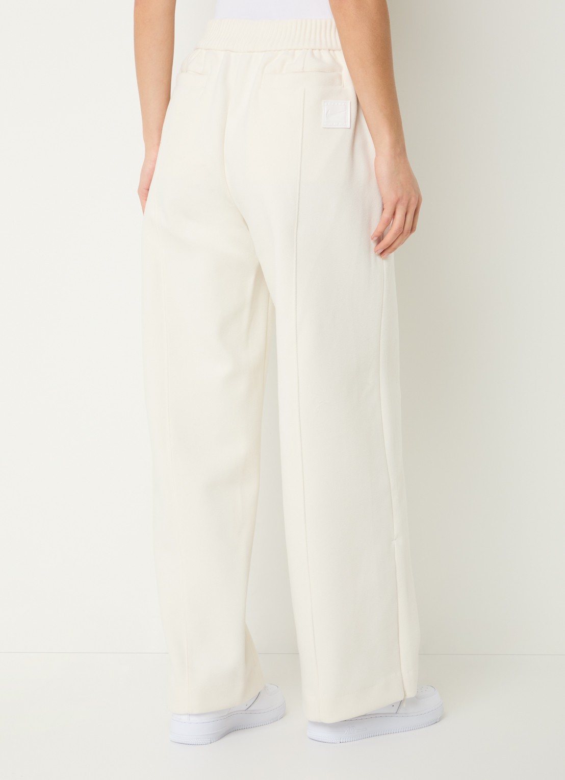 Nike High waist straight fit trackpants met steekzakken en logo - achterkant creme