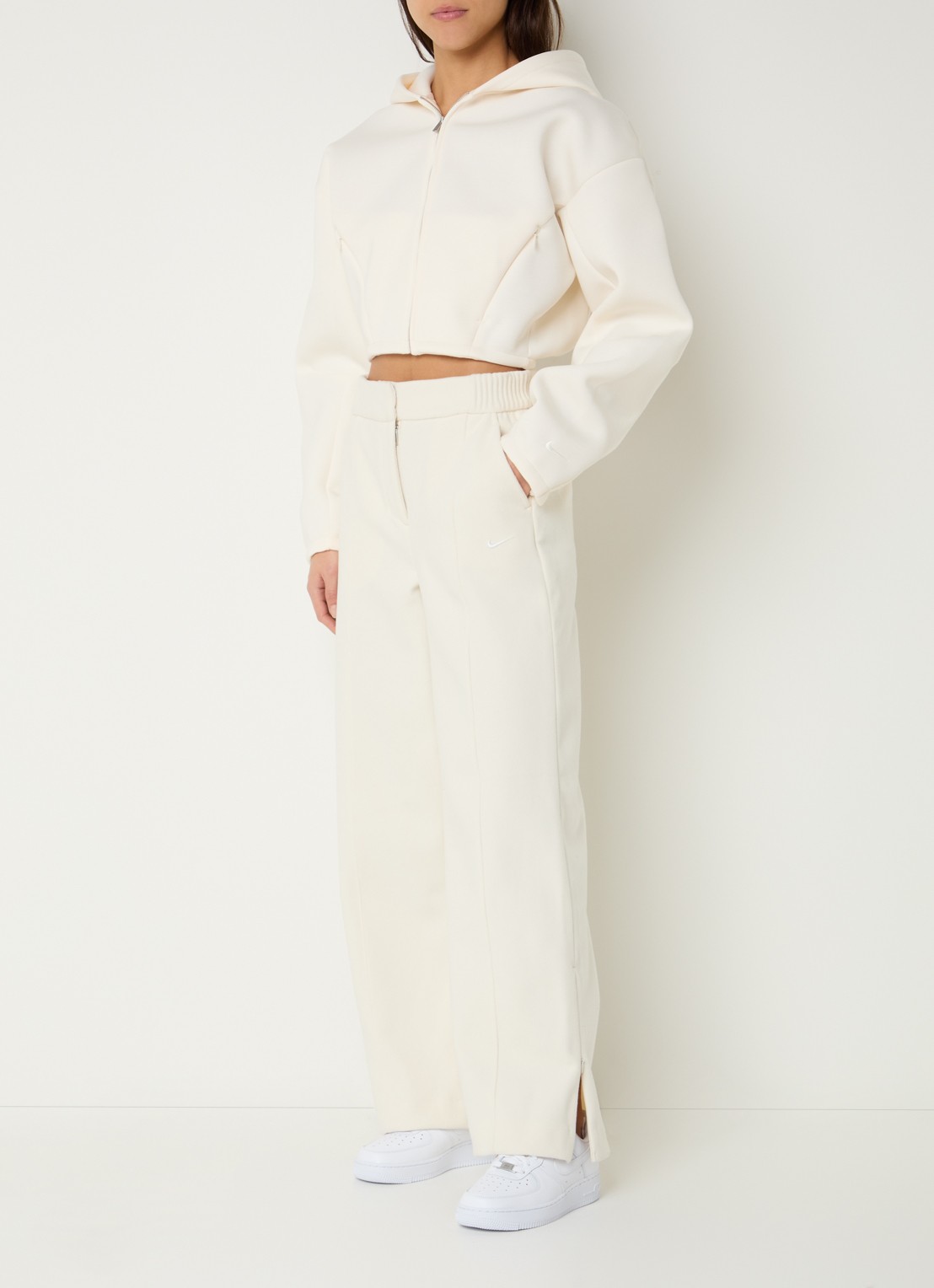 Nike High waist straight fit trackpants met steekzakken en logo - voorkant 3 creme