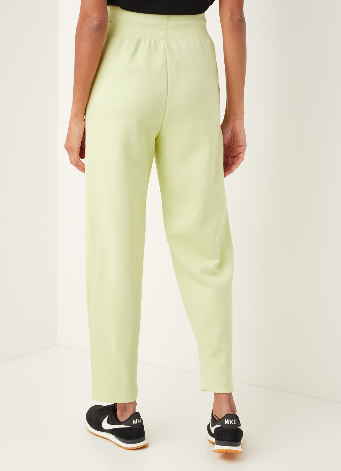 Nike High waist tapered fit cropped joggingbroek met logo - achterkant lichtgeel