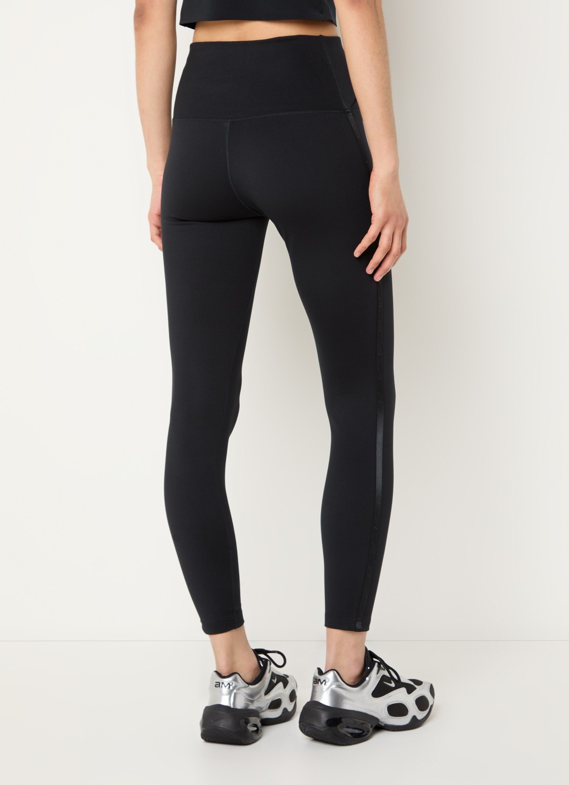 Nike One high waist cropped trainingslegging met dri-FIT en logo - achterkant 5 zwart