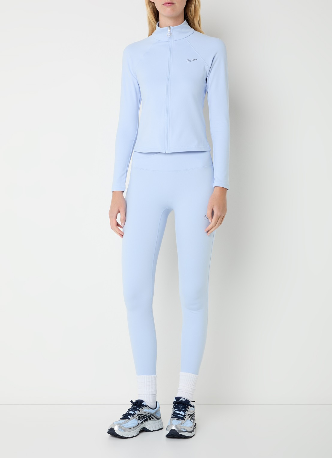 Nike One high waist cropped trainingslegging met dri-FIT en logo - voorkant 2 lichtblauw