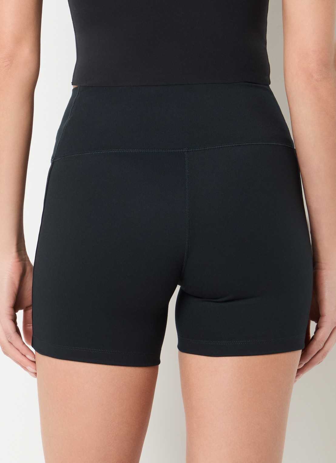 Nike One high waist skinny fit korte trainingsshort met Dri-FIT en logo - achterkant zwart