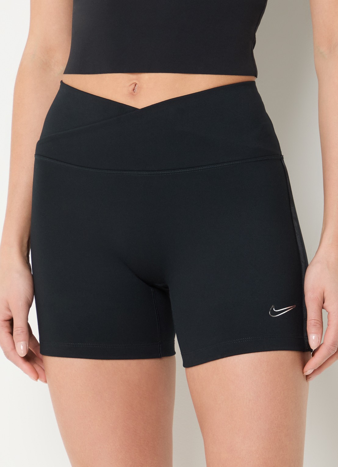 Nike One high waist skinny fit korte trainingsshort met Dri-FIT en logo - detail 2 zwart