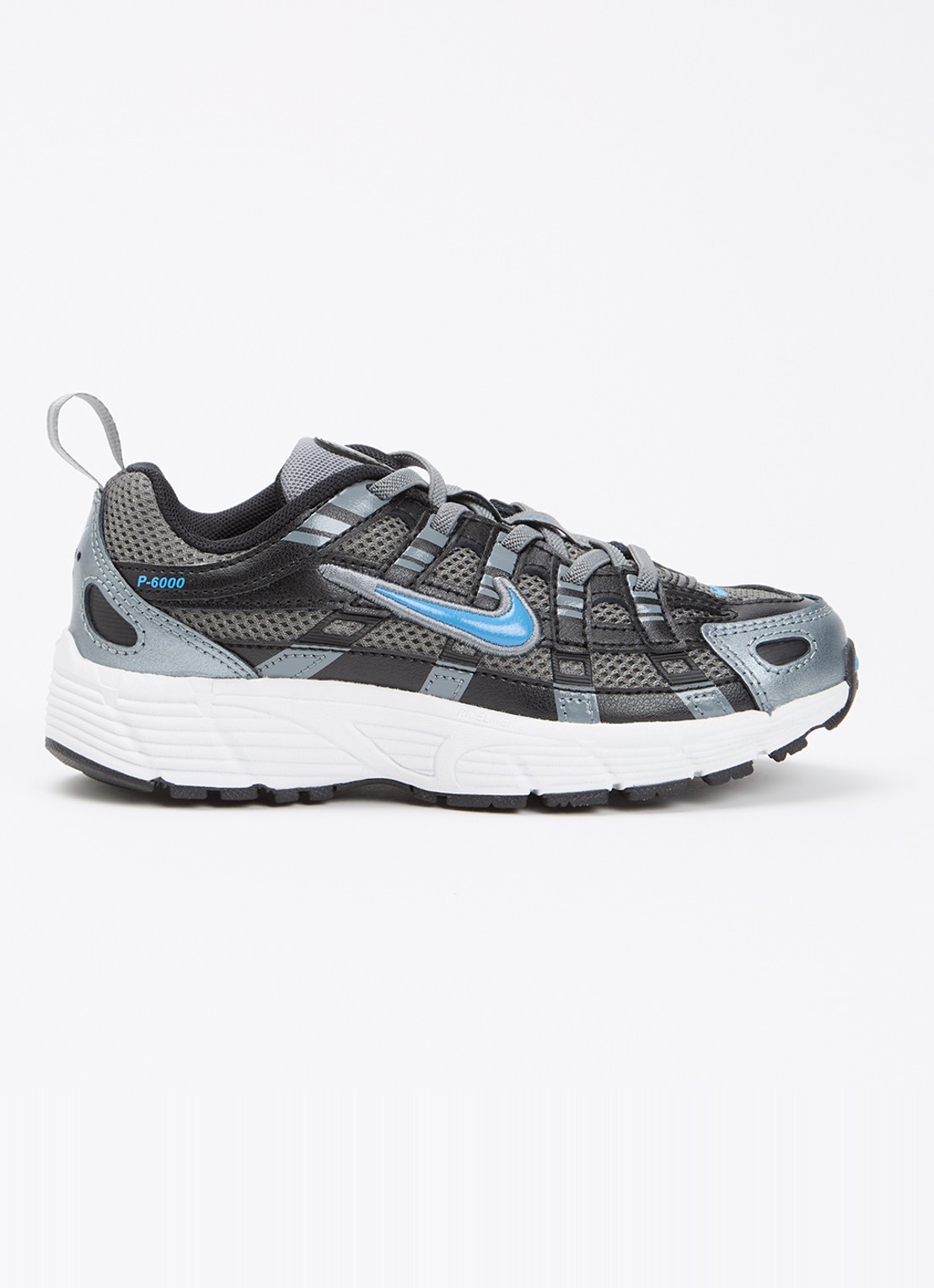 Nike P-6000 sneaker met mesh details - voorkant grijs