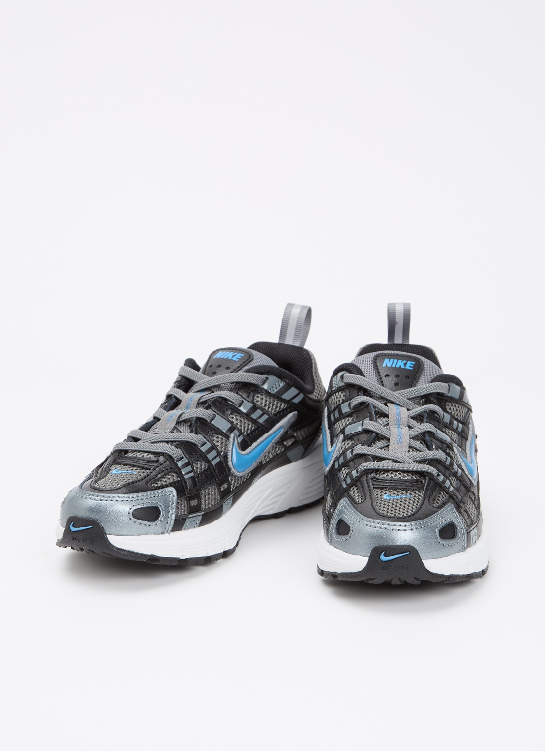 Nike P-6000 sneaker met mesh details - voorkant 2 grijs