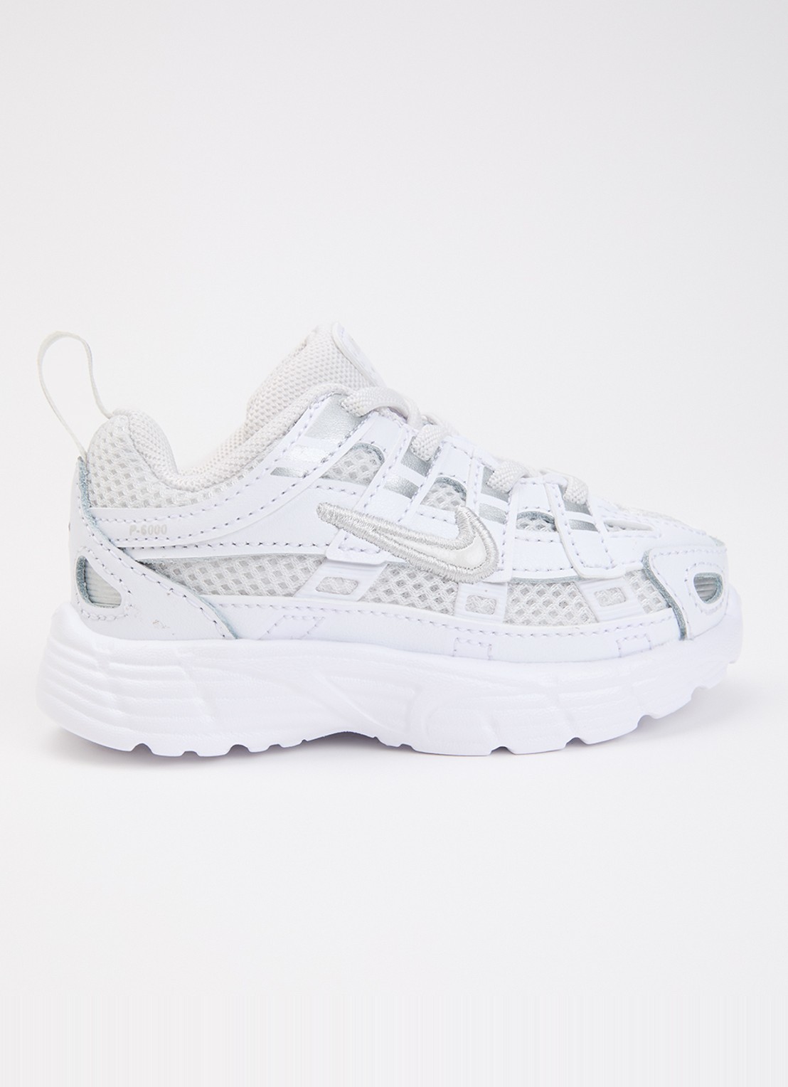 Nike P-6000 sneaker met mesh details - voorkant gebroken wit