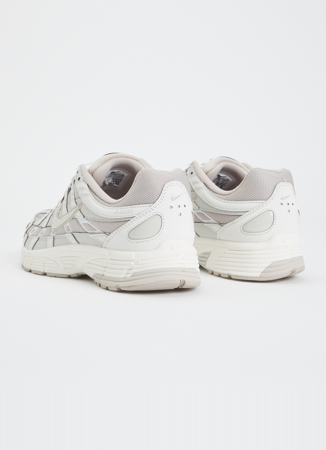 Nike P-6000 sneaker met mesh details - achterkant beige
