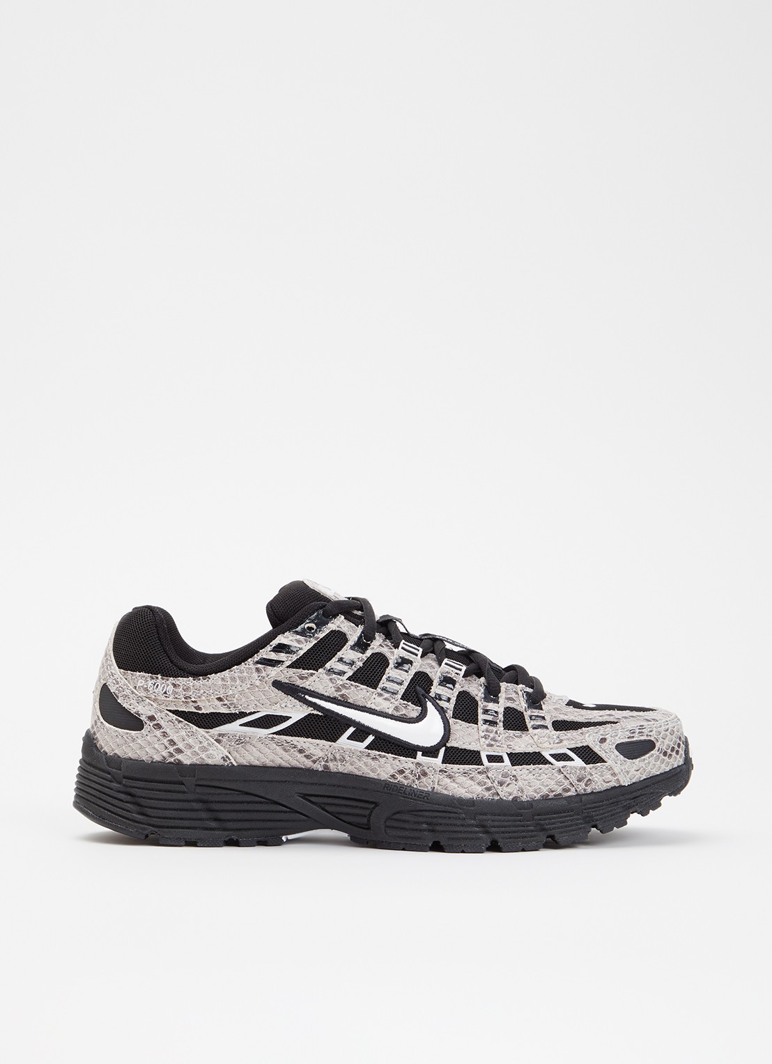 Nike P-6000 sneaker met slangenprint - voorkant beige