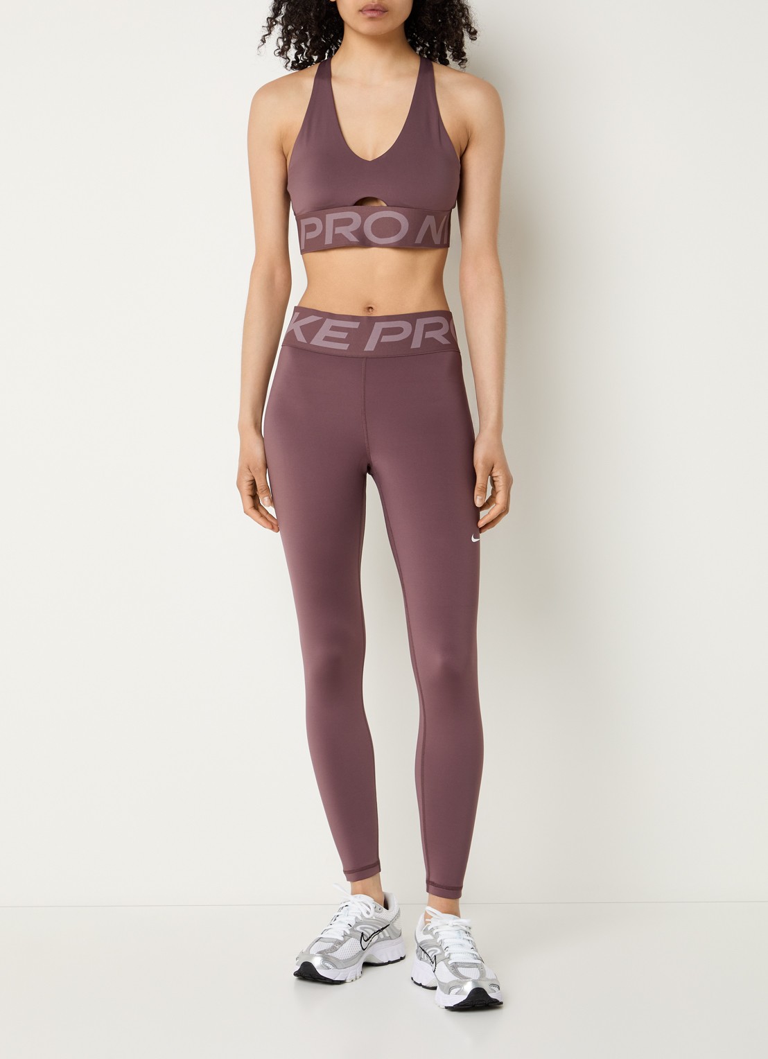 Nike Pro Sculpt sport bh met medium support en Dri-FIT - voorkant 3 aubergine