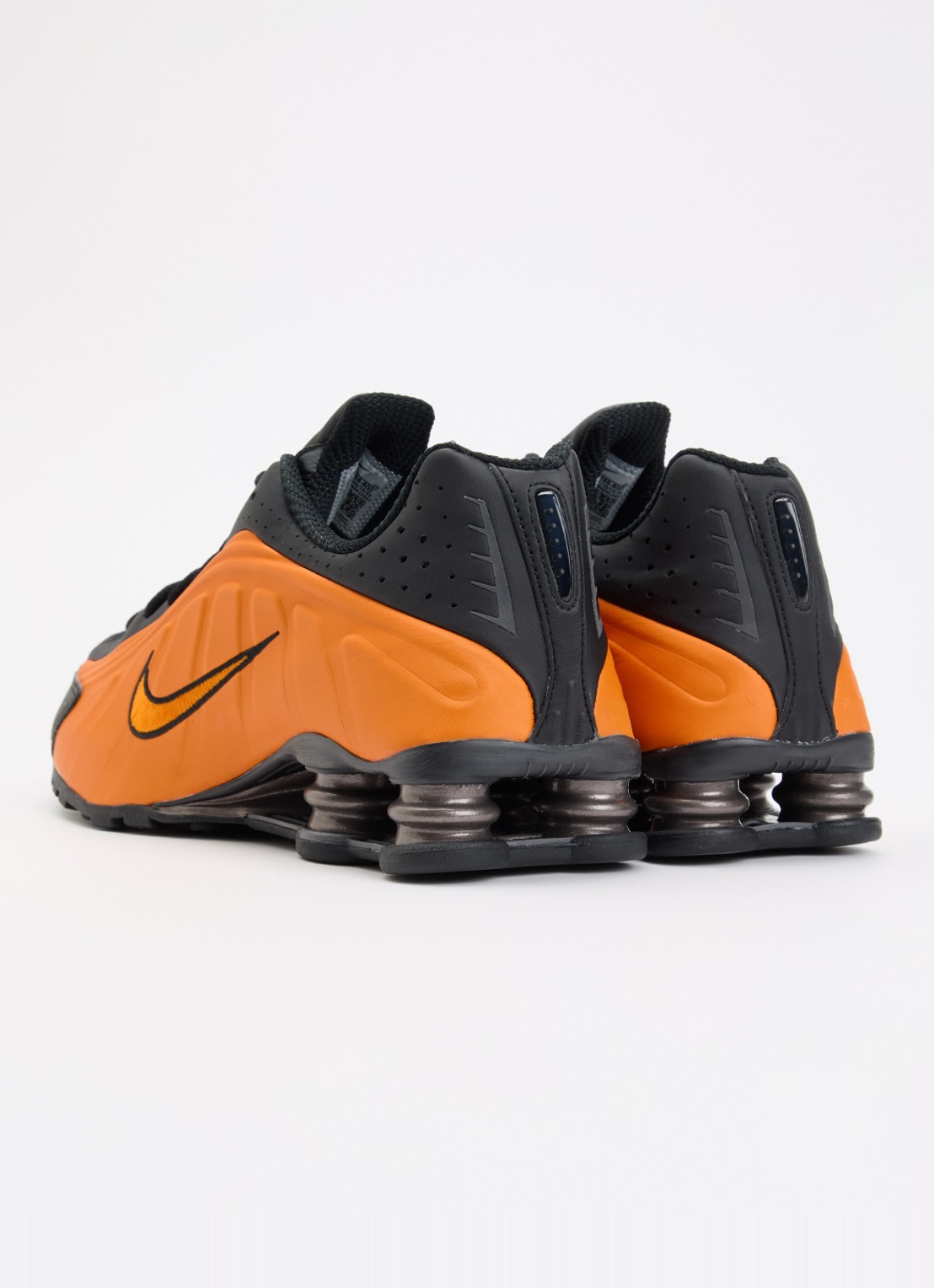 Nike Shox R4 sneaker met logo - achterkant orange