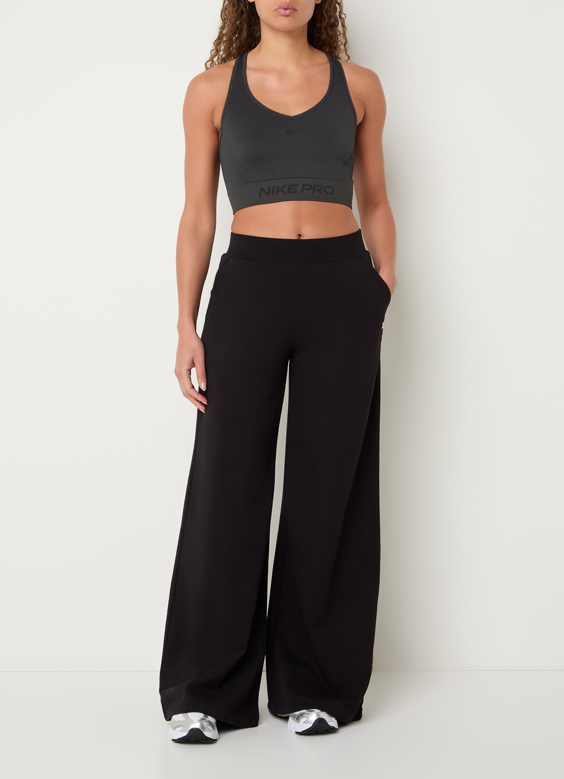 Nike Sport bh met light support en logo - voorkant 4 antraciet