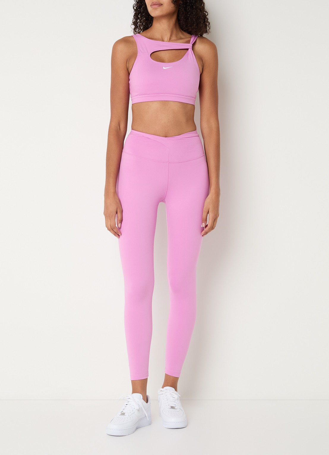 Nike Sport bh met medium support en logo - voorkant 2 roze