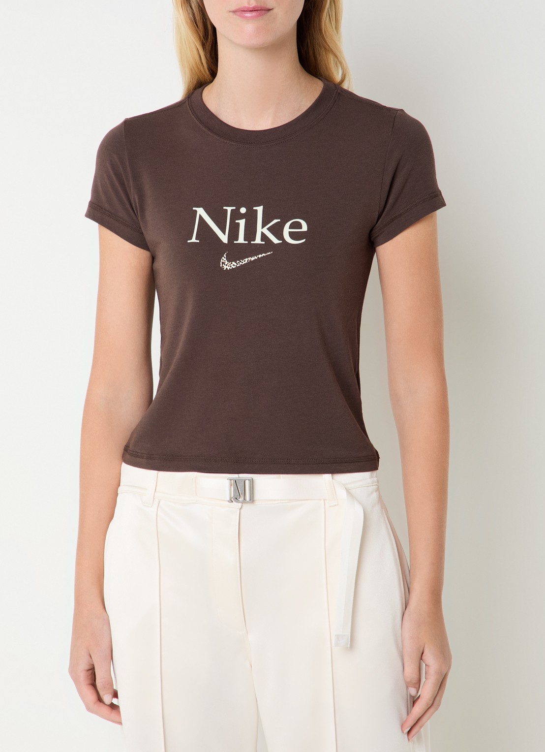 Nike T-shirt met logo en ronde hals - detail 4 donkerbruin