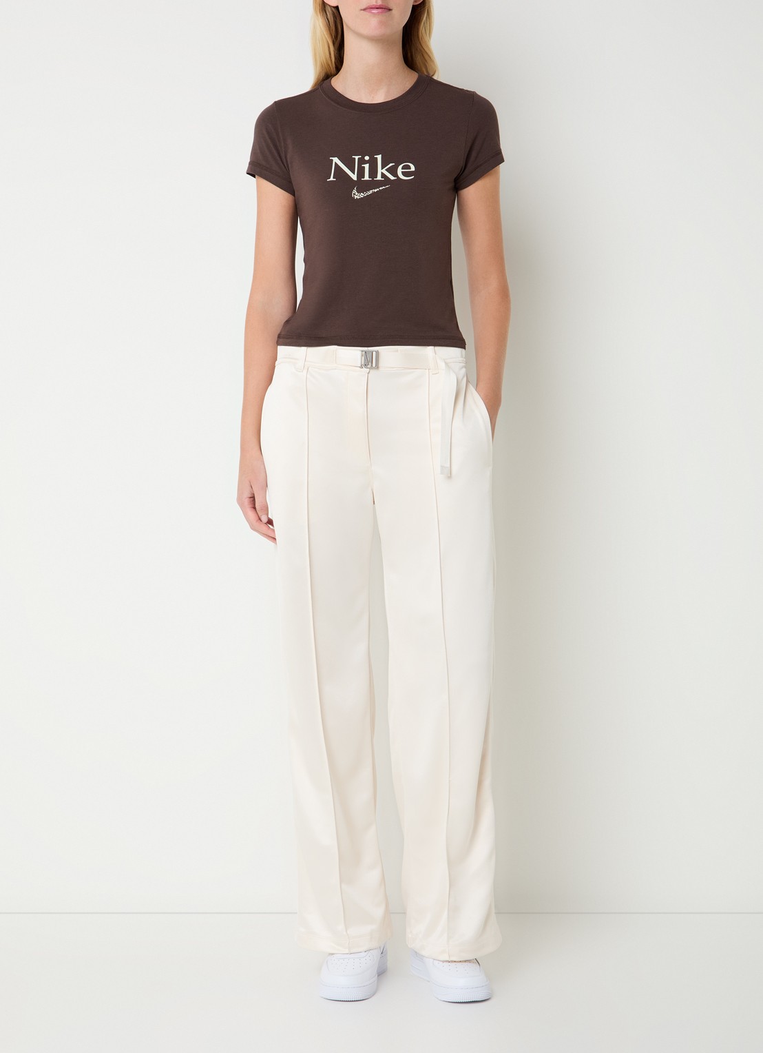 Nike T-shirt met logo en ronde hals - voorkant 2 donkerbruin