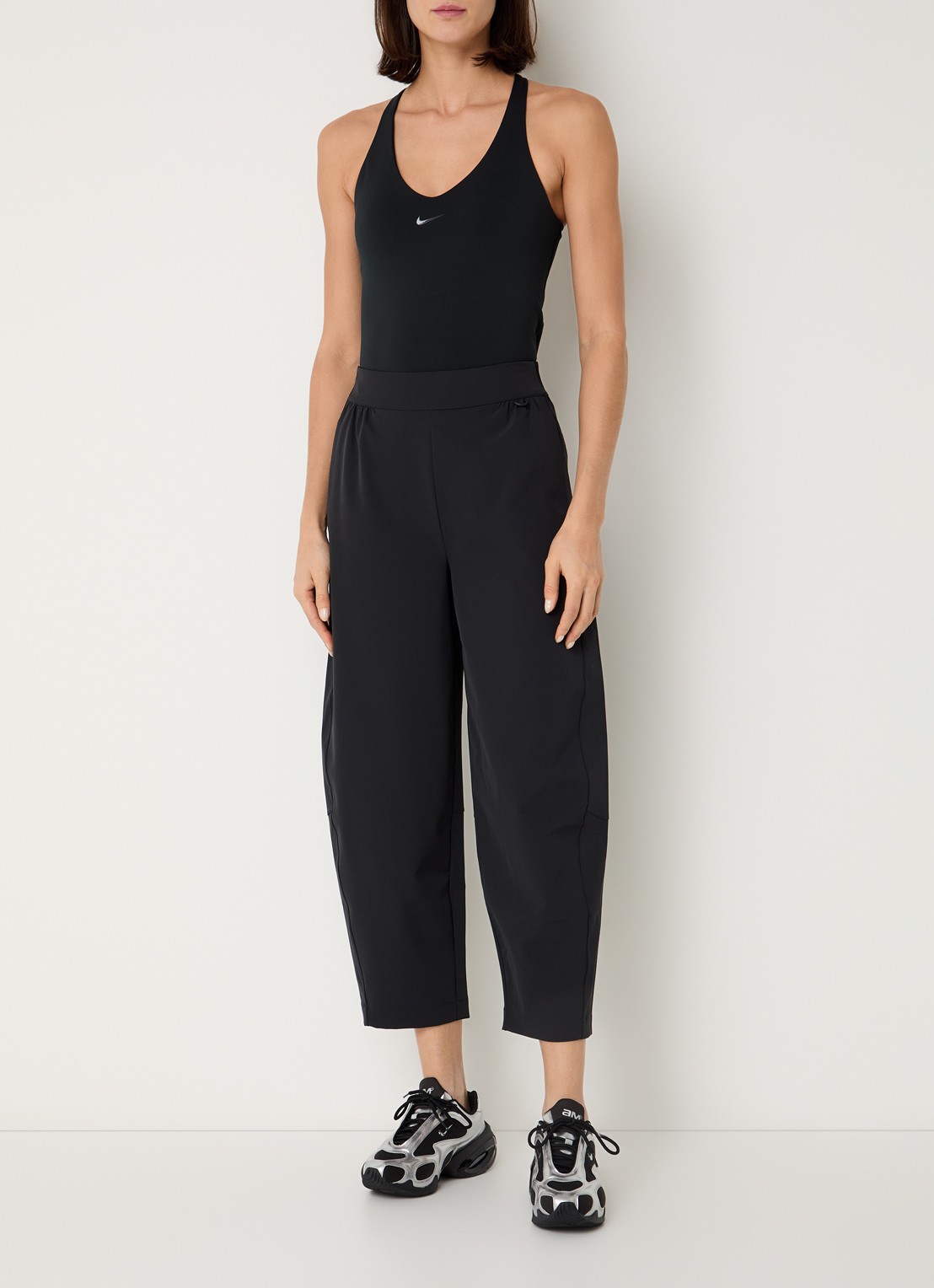 Nike Universa sport bh met medium support en logo - voorkant 2 zwart