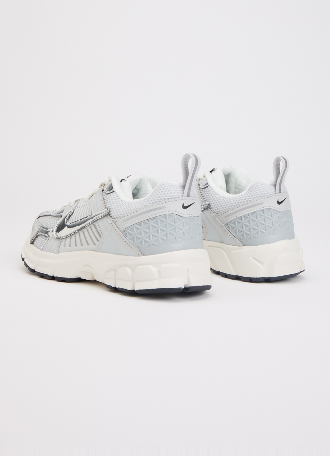 Nike Vomero 5 sneaker met logo en metallic details  - achterkant 2 zilver