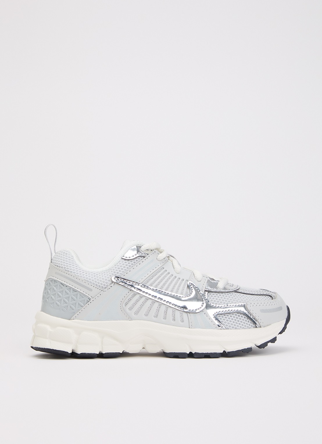 Nike Vomero 5 sneaker met logo en metallic details  - voorkant 3 zilver
