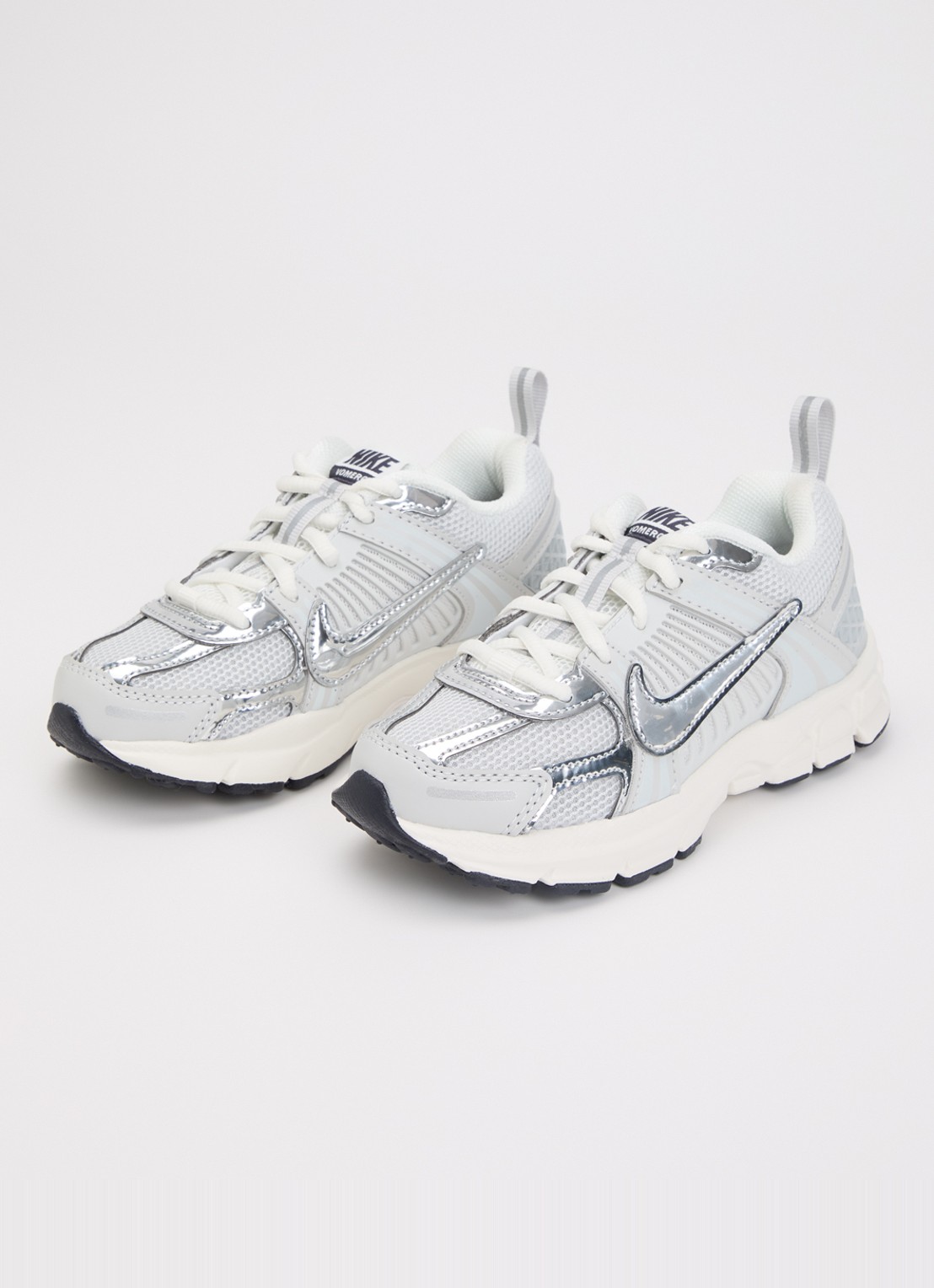Nike Vomero 5 sneaker met logo en metallic details  - voorkant 4 zilver