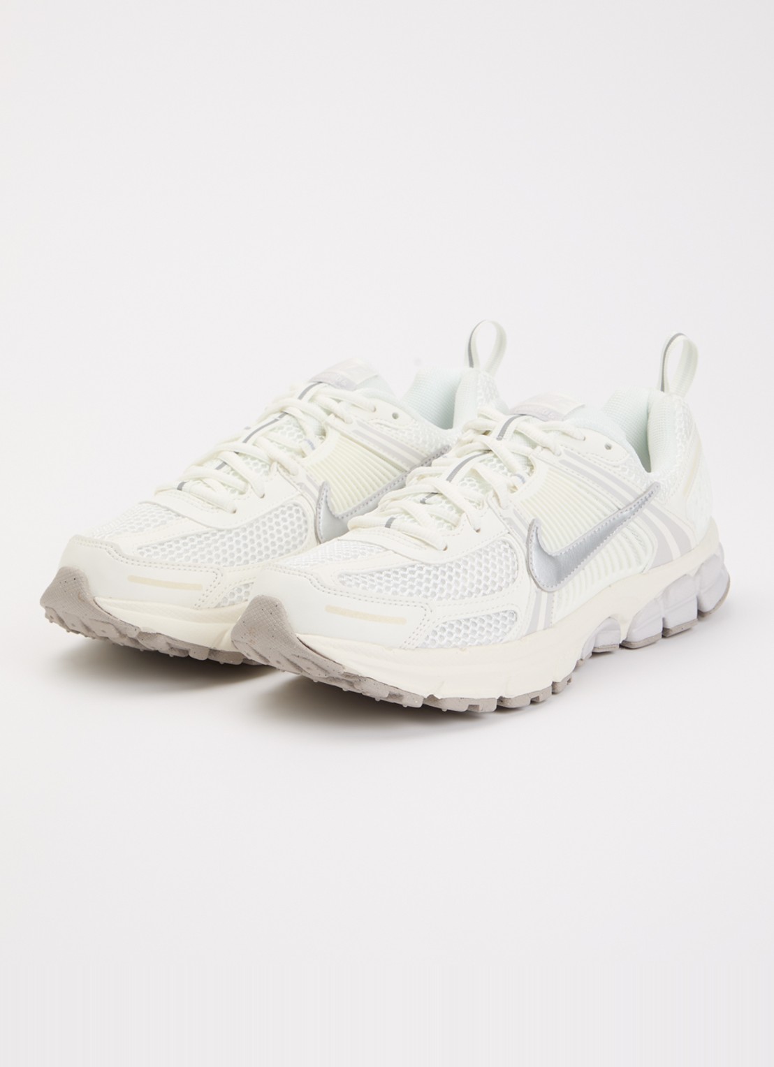 Nike Vomero 5 sneaker met mesh details - voorkant 2 gebroken wit