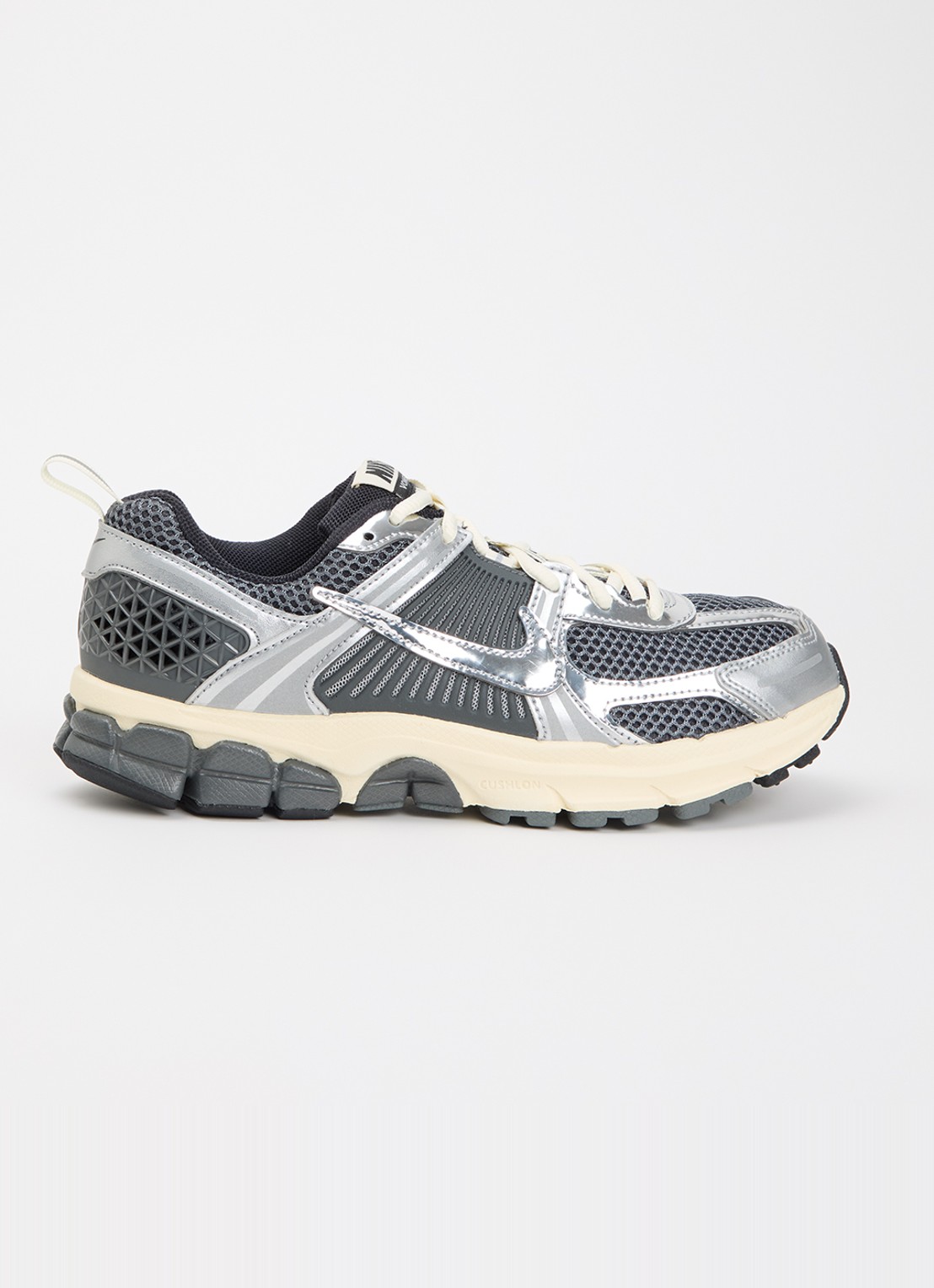 Nike Vomero 5 sneaker met mesh details - voorkant grijs