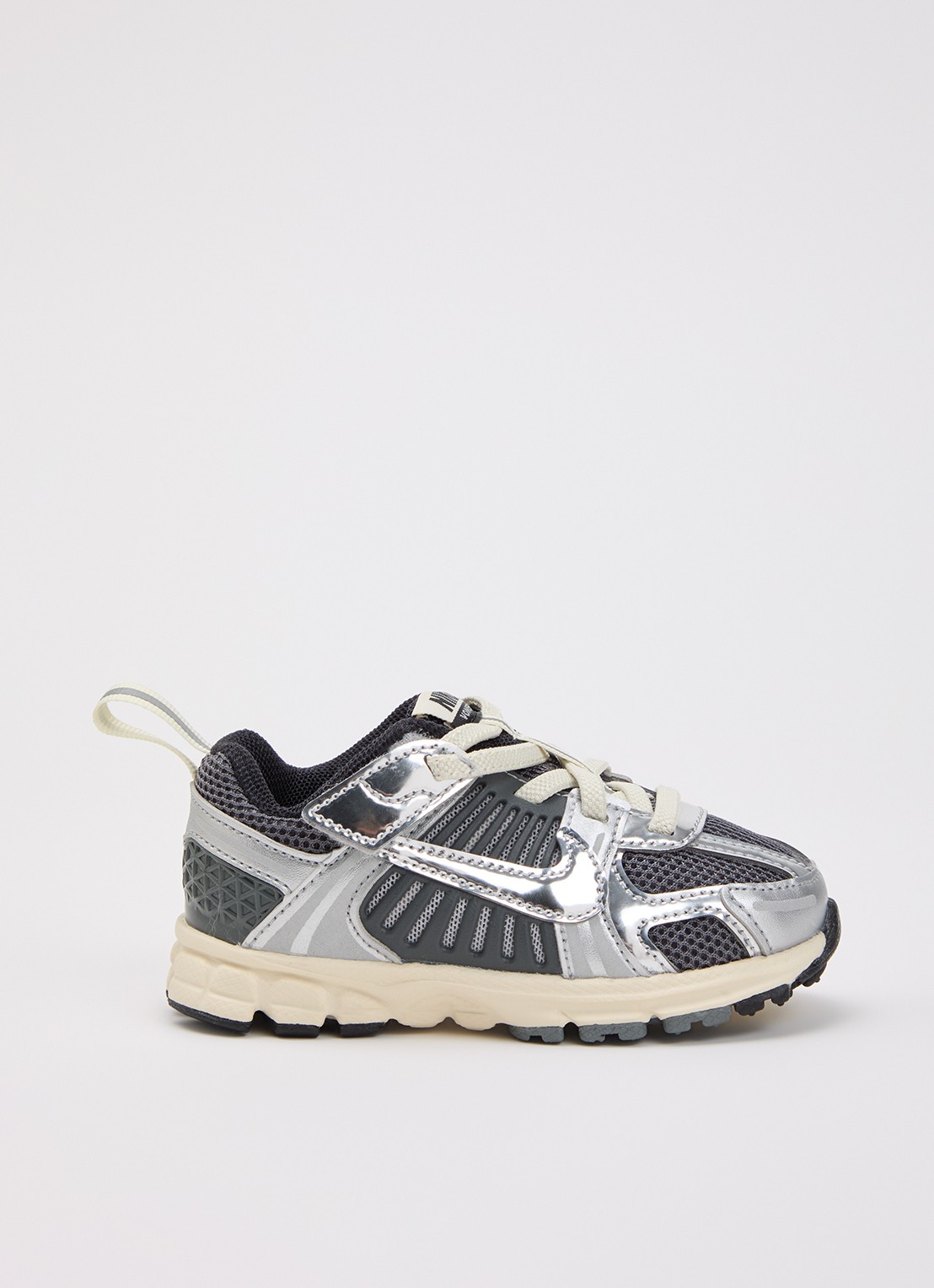 Nike Vomero 5 sneaker met metallic details - voorkant 3 zilver