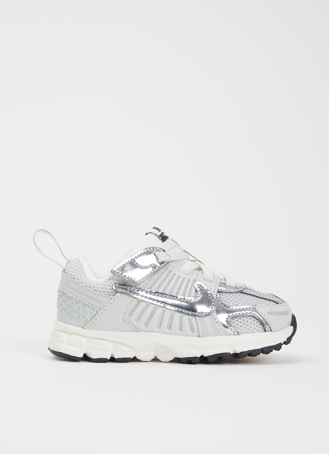 Nike Vomero 5 sneaker van mesh met metallic details - voorkant 3 zilver