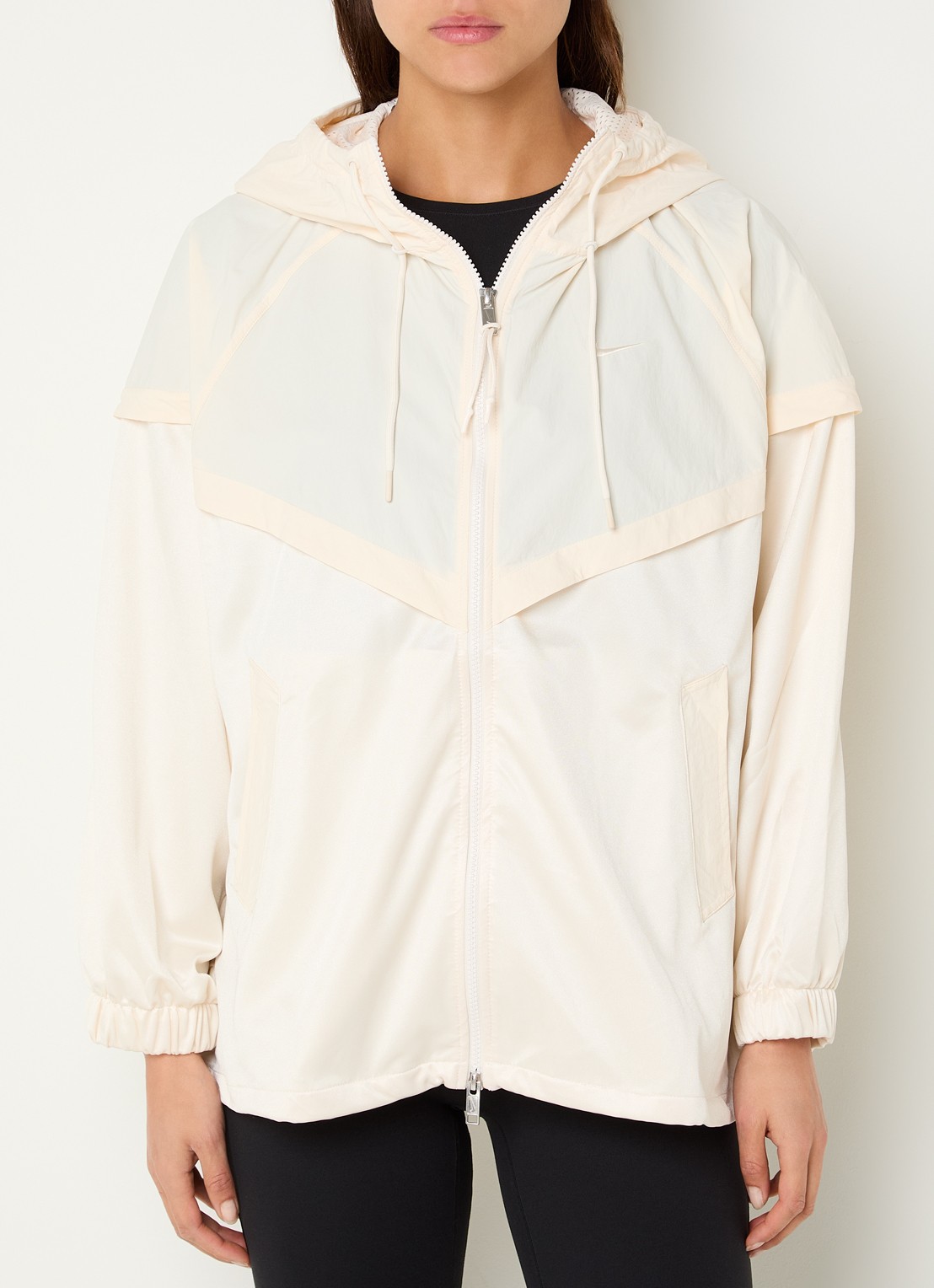 Nike Windjack van satijn met capuchon en steekzakken - detail beige