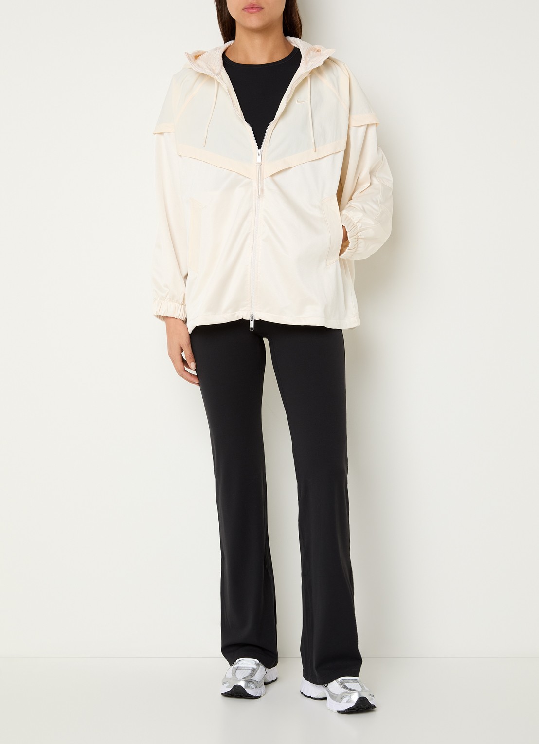 Nike Windjack van satijn met capuchon en steekzakken - voorkant 4 beige