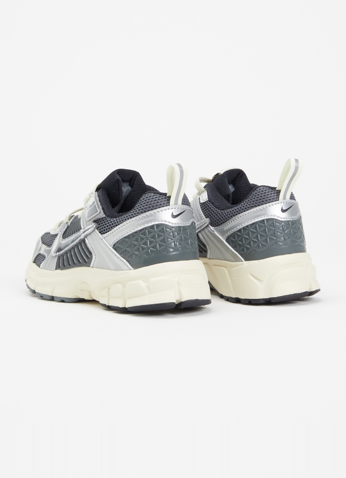 Nike Zoom Vomero 5 sneaker met mesh details - achterkant zilver