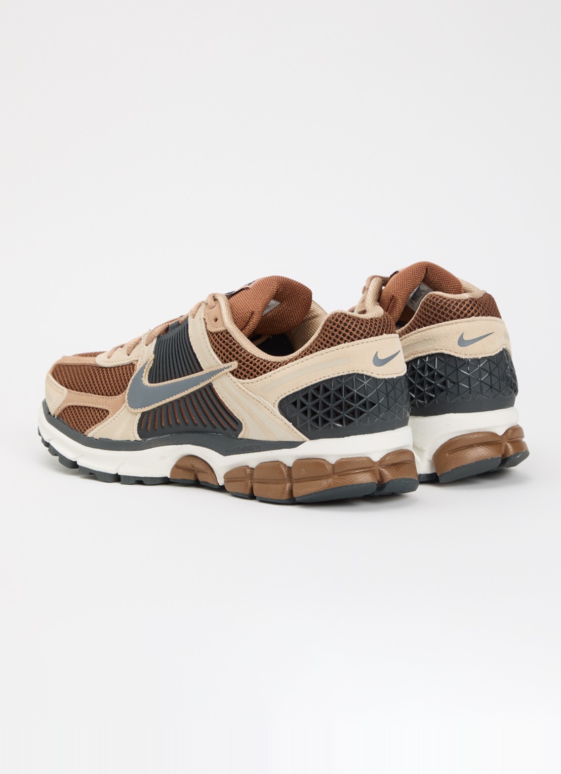 Nike Zoom Vomero 5 sneaker met mesh details - achterkant beige