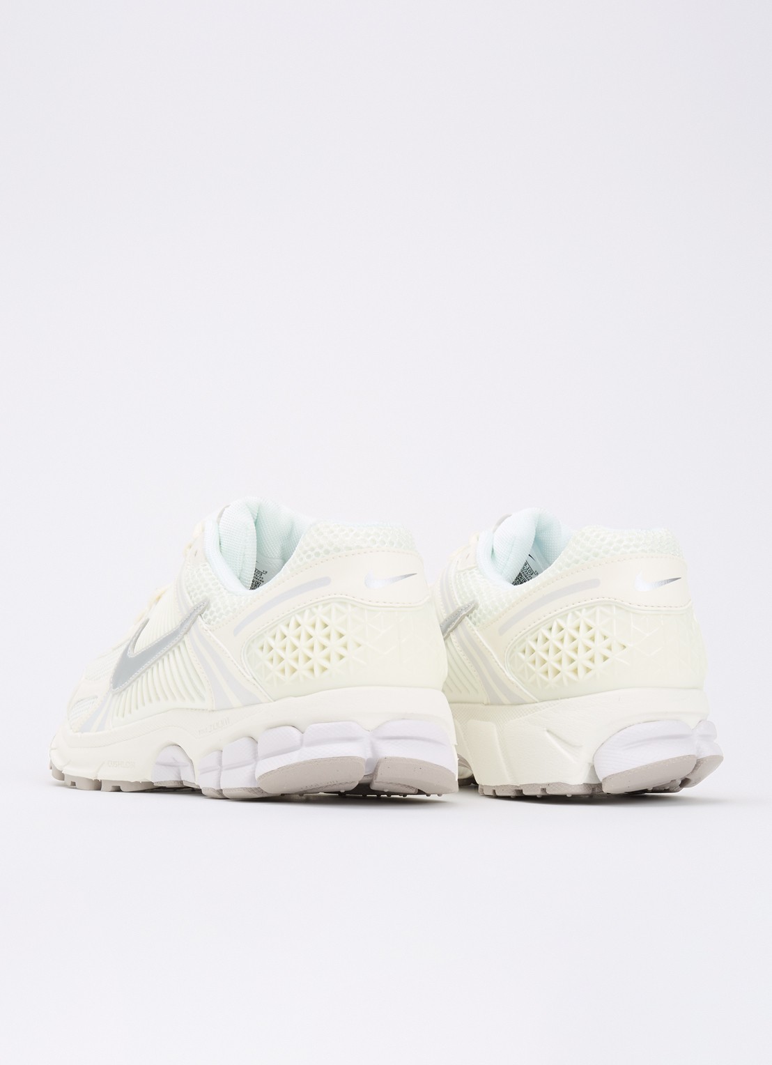 Nike Zoom Vomero 5 sneaker met mesh details - achterkant 2 gebroken wit