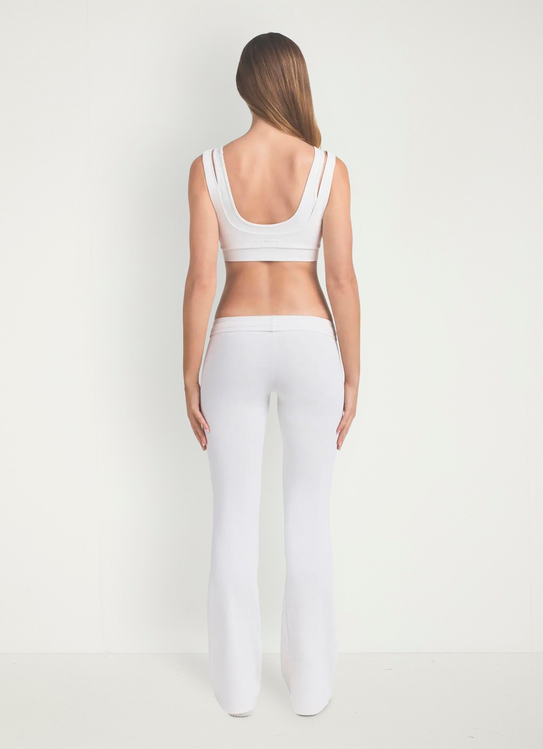 NikeSKIMS Airy low waist flared fit trainingslegging met logo - achterkant ivoor