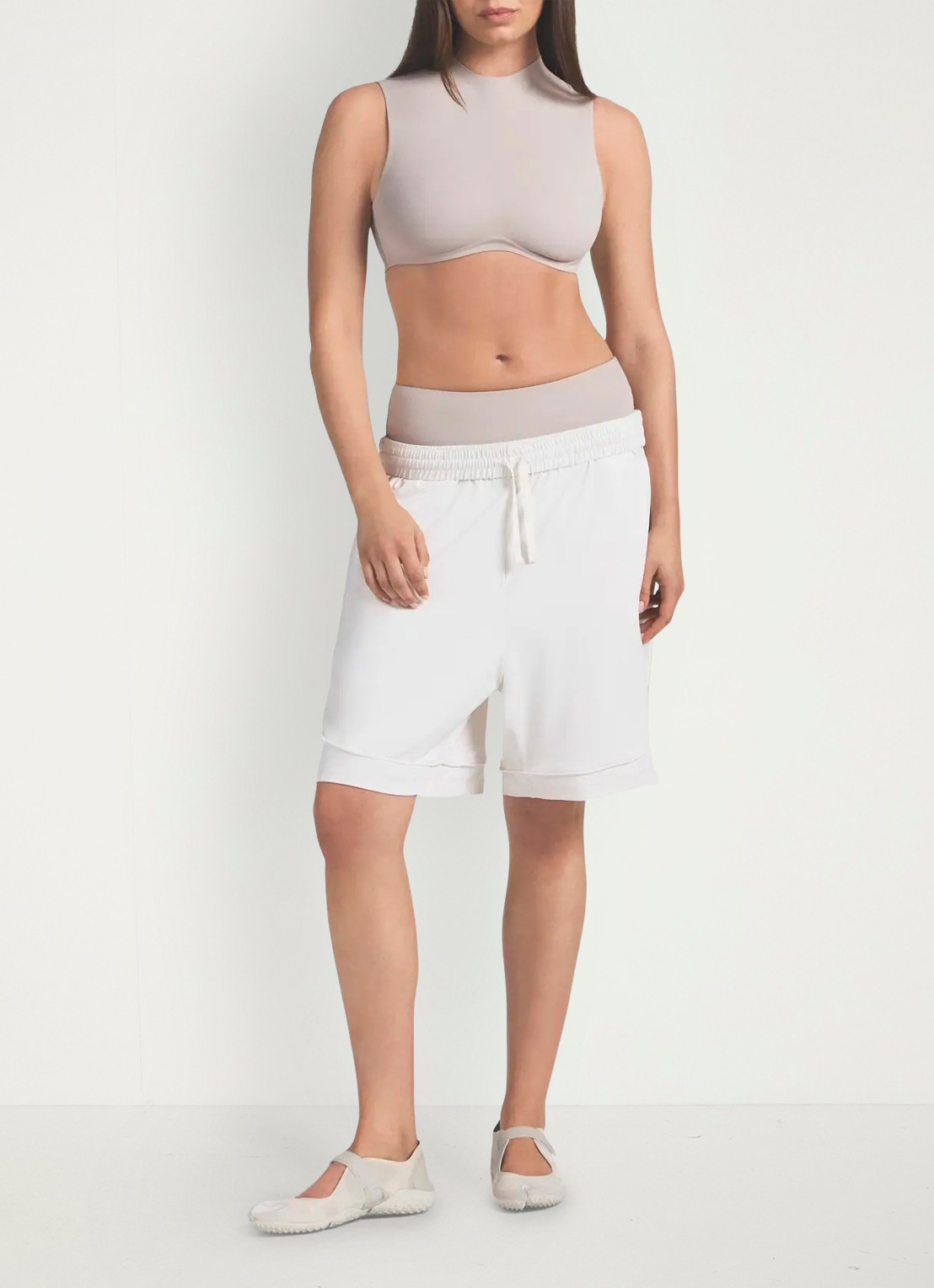 NikeSKIMS Airy mid waist loose fit korte broek met ritszakken - voorkant 2 wit