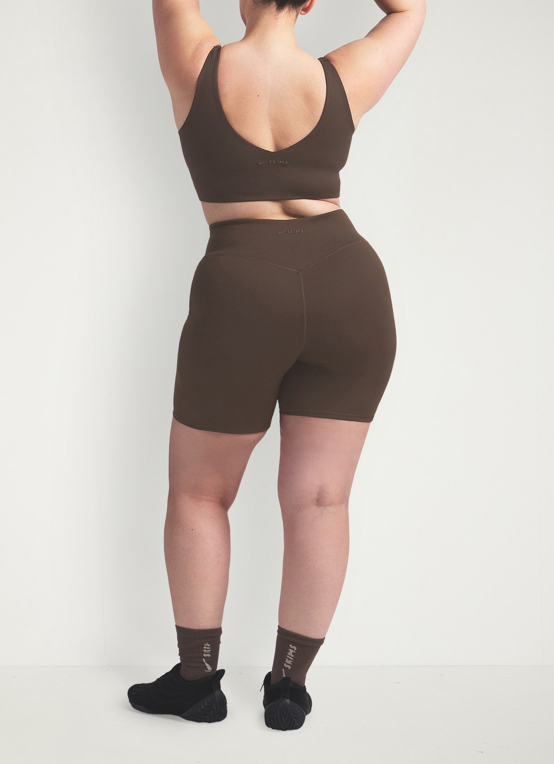 NikeSKIMS Matte high waist skinny fit korte trainingslegging - achterkant lichtbruin