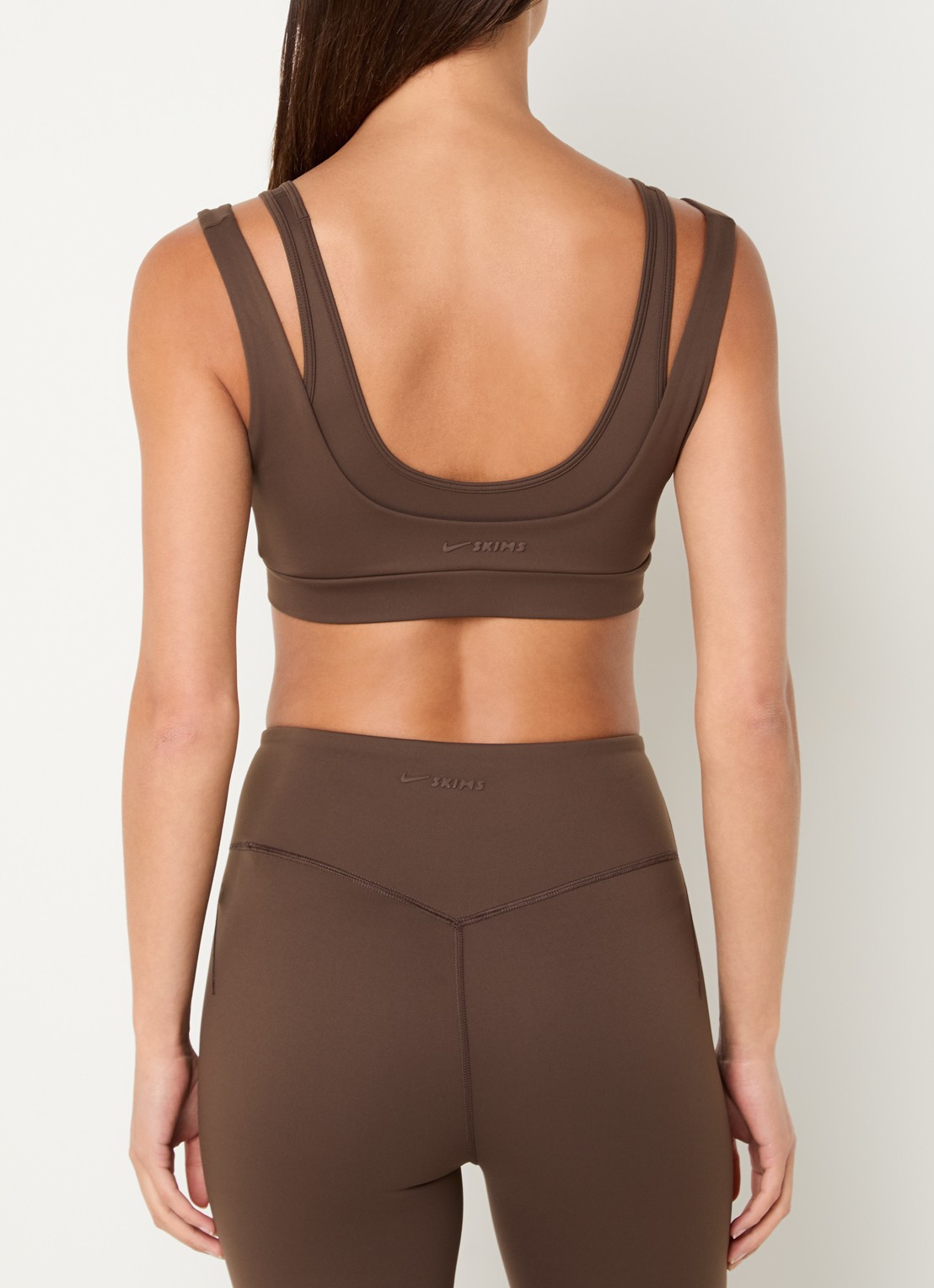 NikeSKIMS Matte sport bh met light support - achterkant 4 lichtbruin