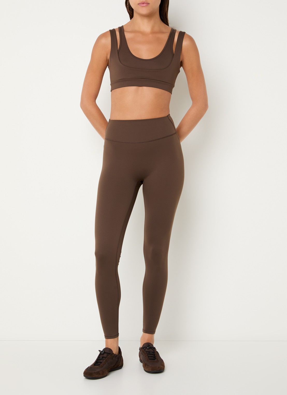 NikeSKIMS Matte sport bh met light support - voorkant 2 lichtbruin