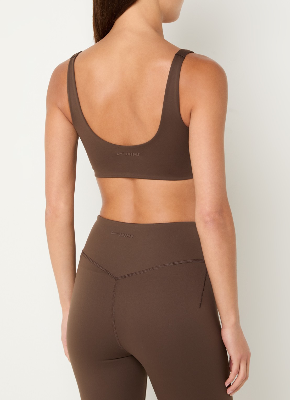 NikeSKIMS Matte sport bh met medium support - achterkant 4 lichtbruin