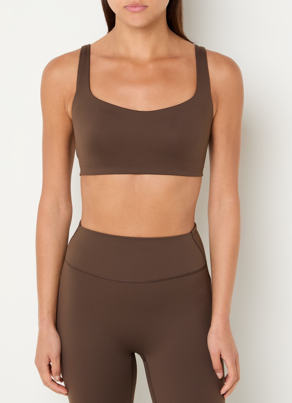 NikeSKIMS Matte sport bh met medium support - detail 3 lichtbruin